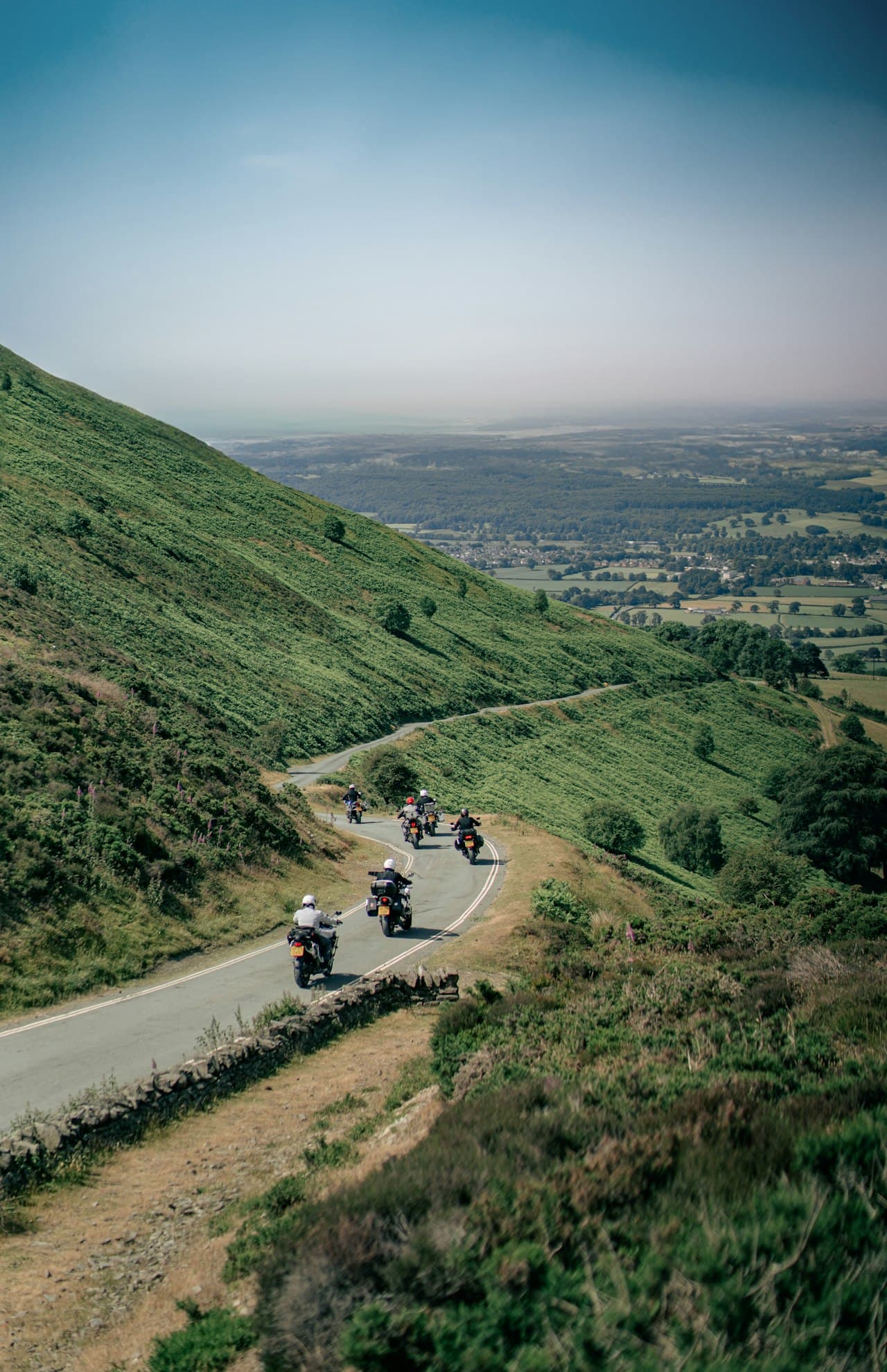 Groupe de motards roulant ensemble à La Réunion