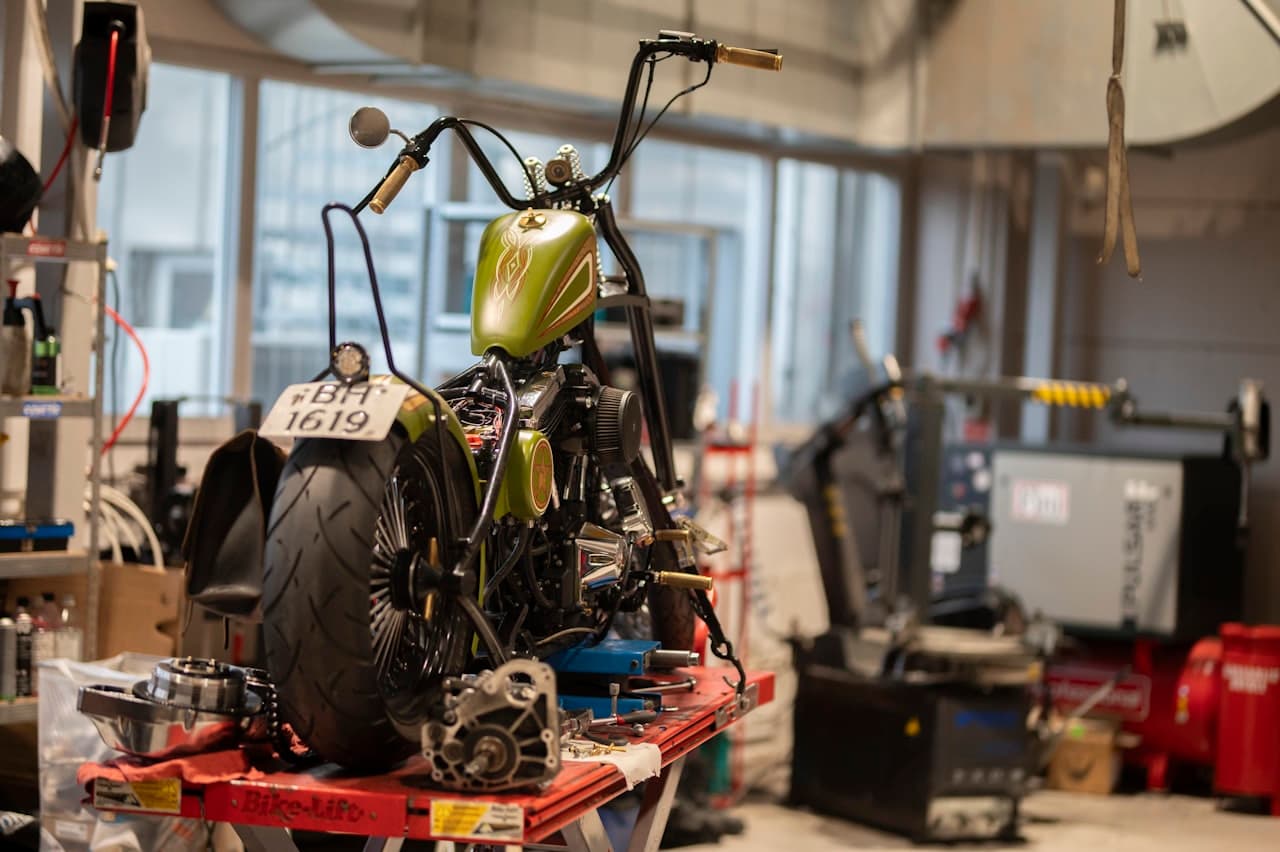 Moto en cours d’assemblage dans l’atelier MotoService