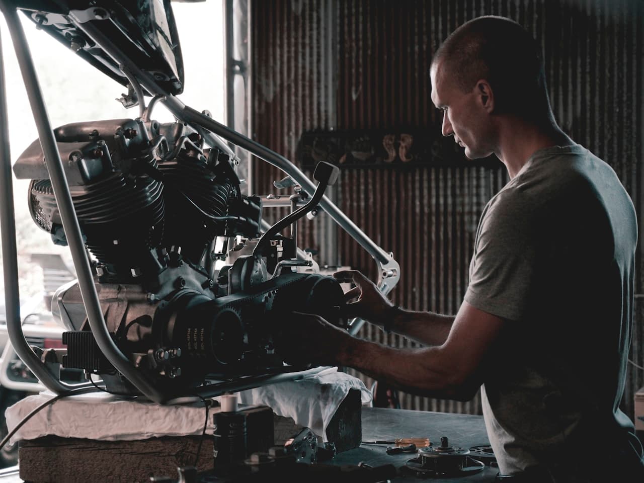 Moteur de moto en cours de préparation