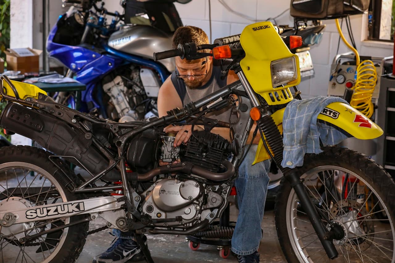 Mécanicien MotoService au travail sur une moto