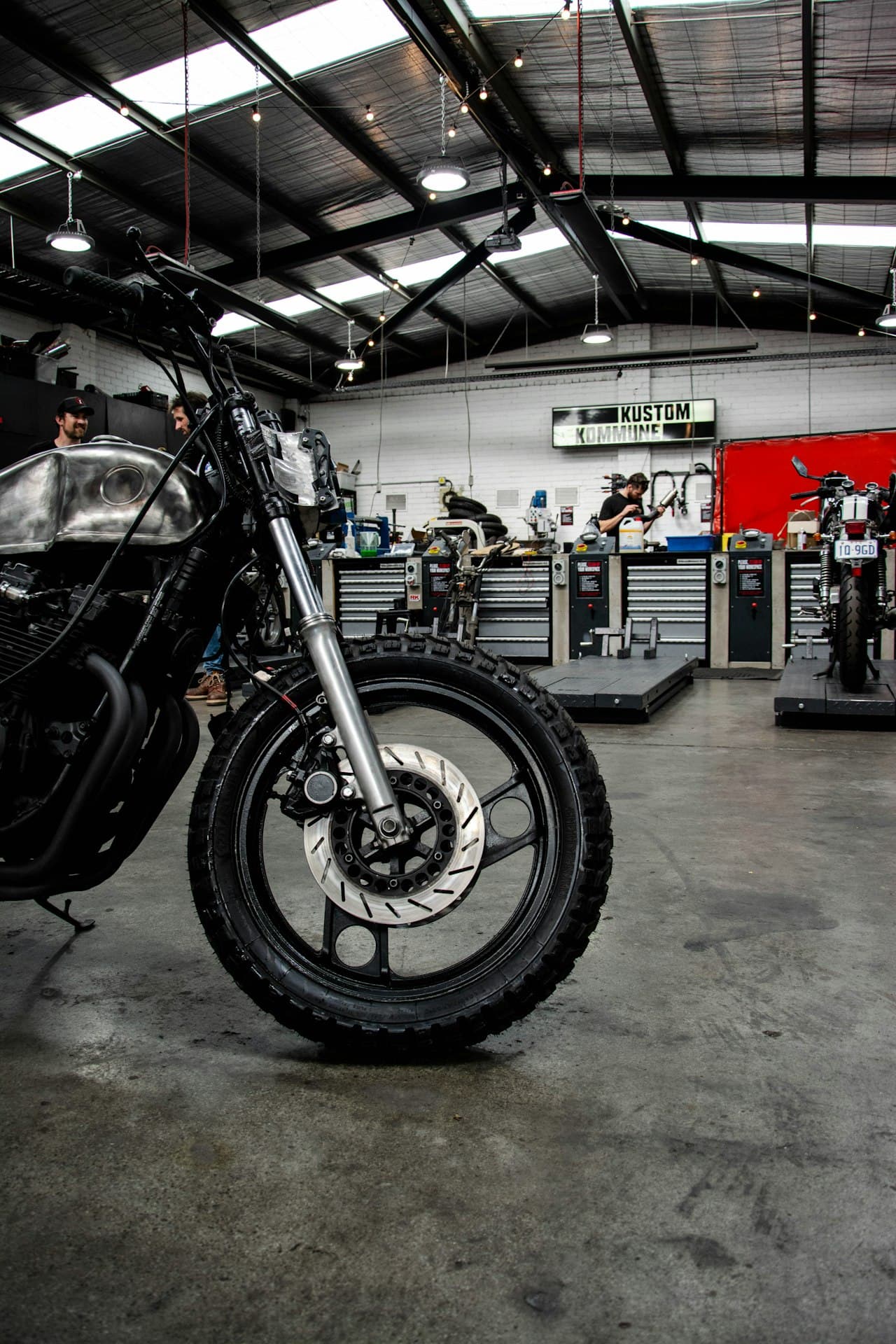 Moto cruiser noire stationnée