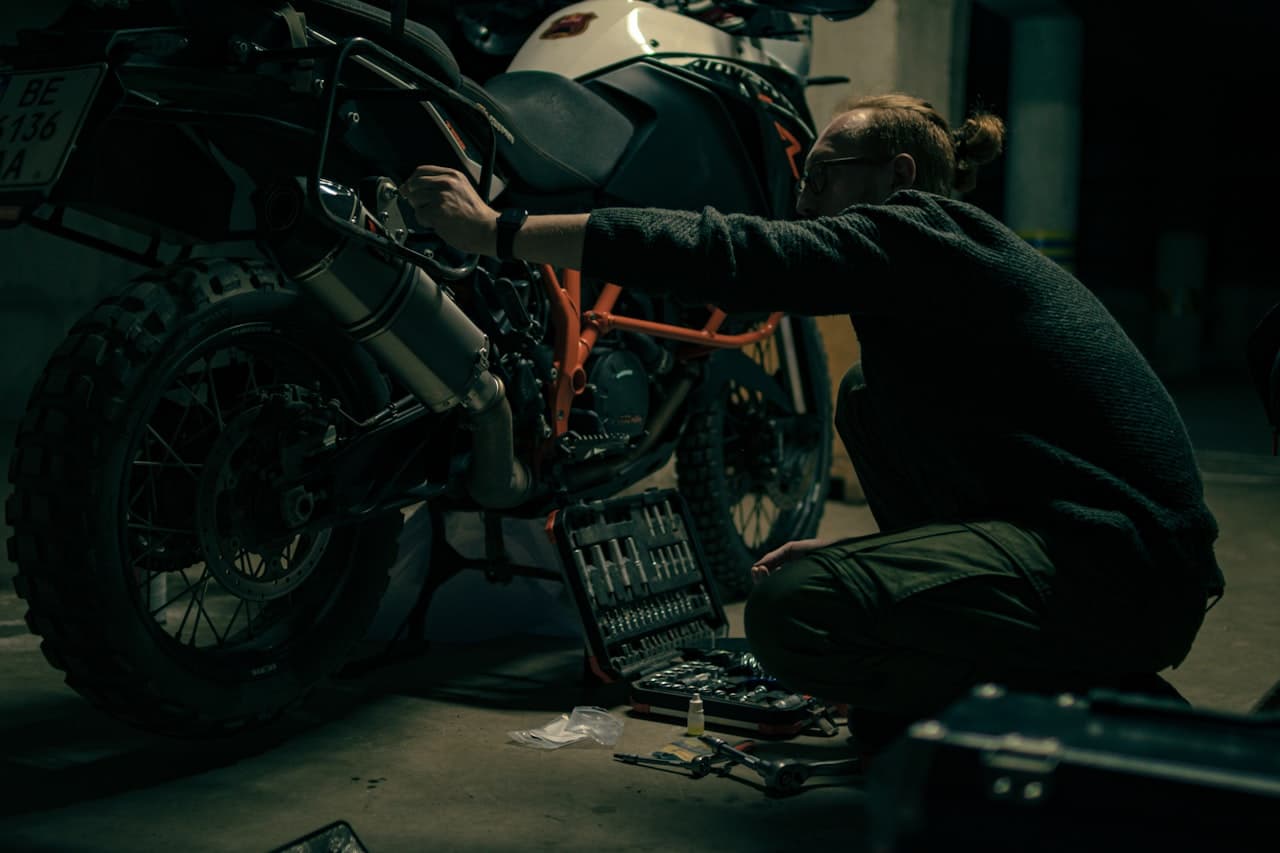 Mécanicien travaillant sur une moto en atelier